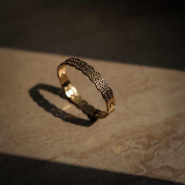 Detailed Design Gold Bracelet